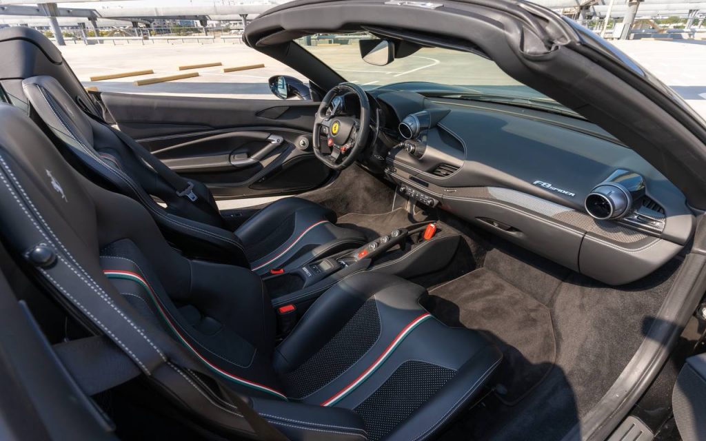 Аренда Ferrari F8 Tributo Spyder black в Дубае