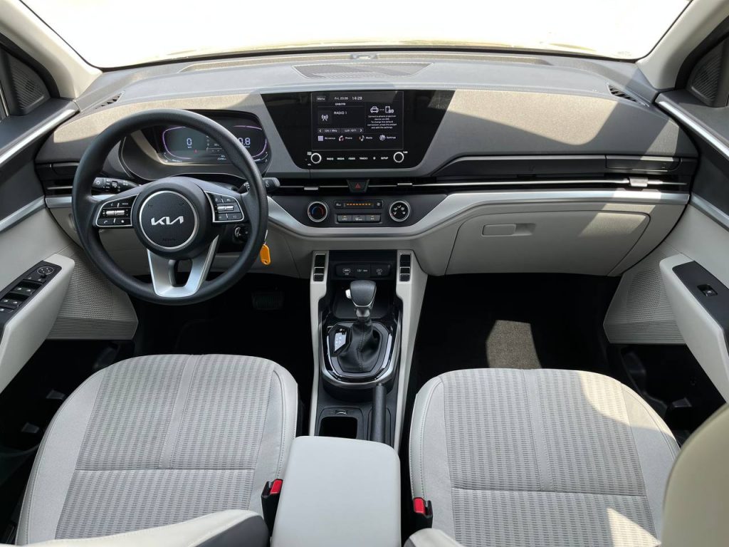 Аренда Kia Carens 2022 в Дубае