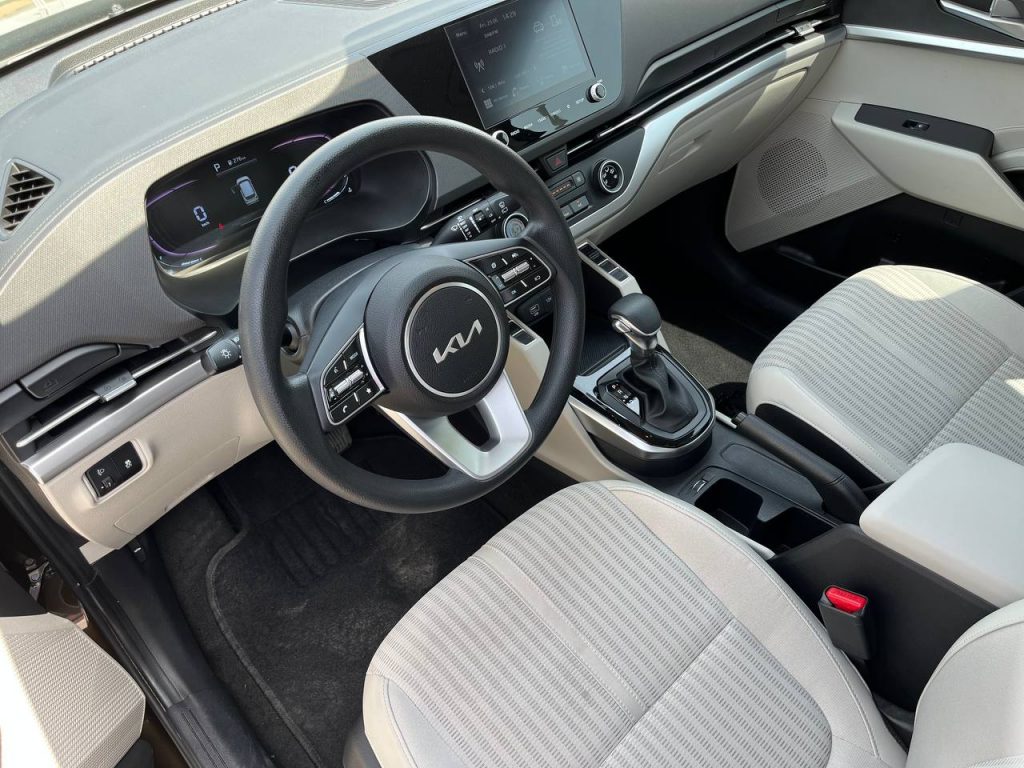 Аренда Kia Carens 2022 в Дубае