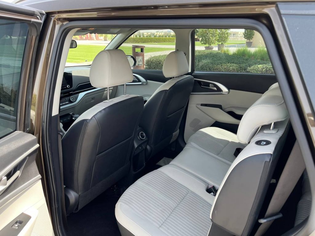 Аренда Kia Carens 2022 в Дубае