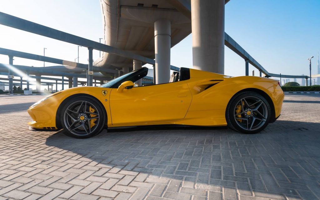 Аренда Ferrari F8 Tributo Spyder yellow в Дубае