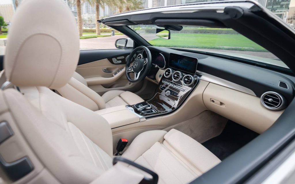 Аренда Mercedes с300 cabrio white в Дубае