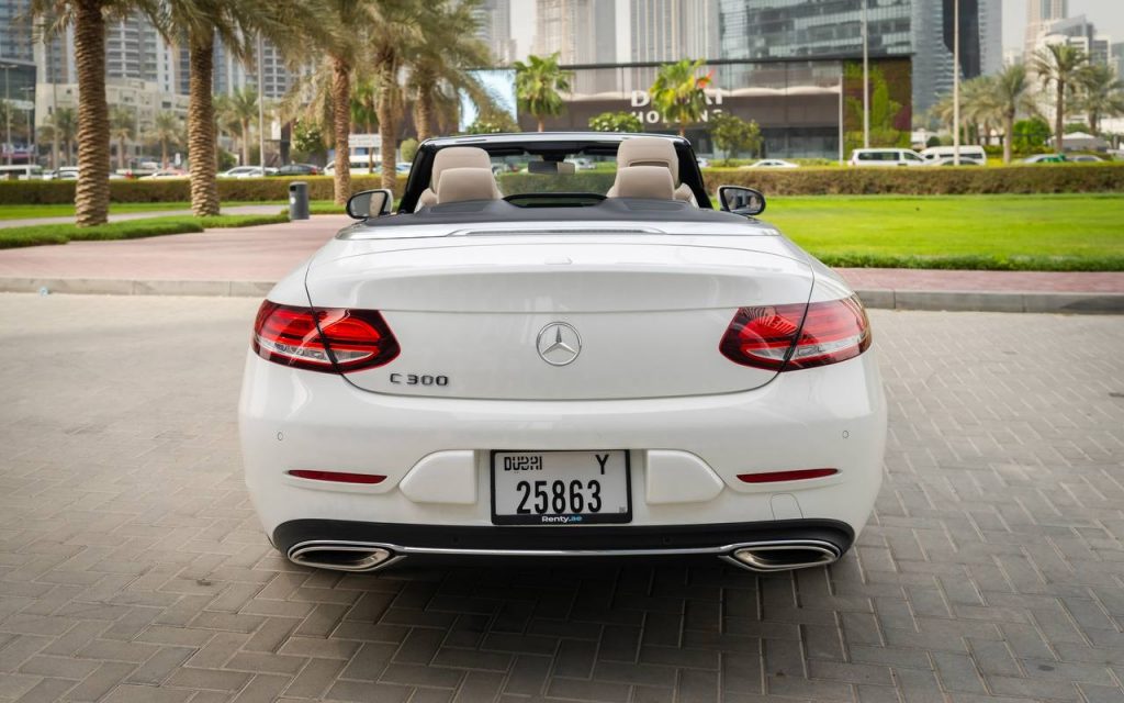 Аренда Mercedes с300 cabrio white в Дубае