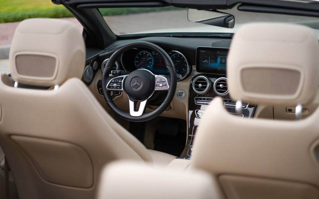 Аренда Mercedes с300 cabrio white в Дубае