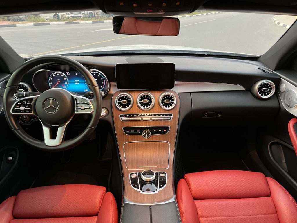 Аренда Mercedes C 300 white в Дубае