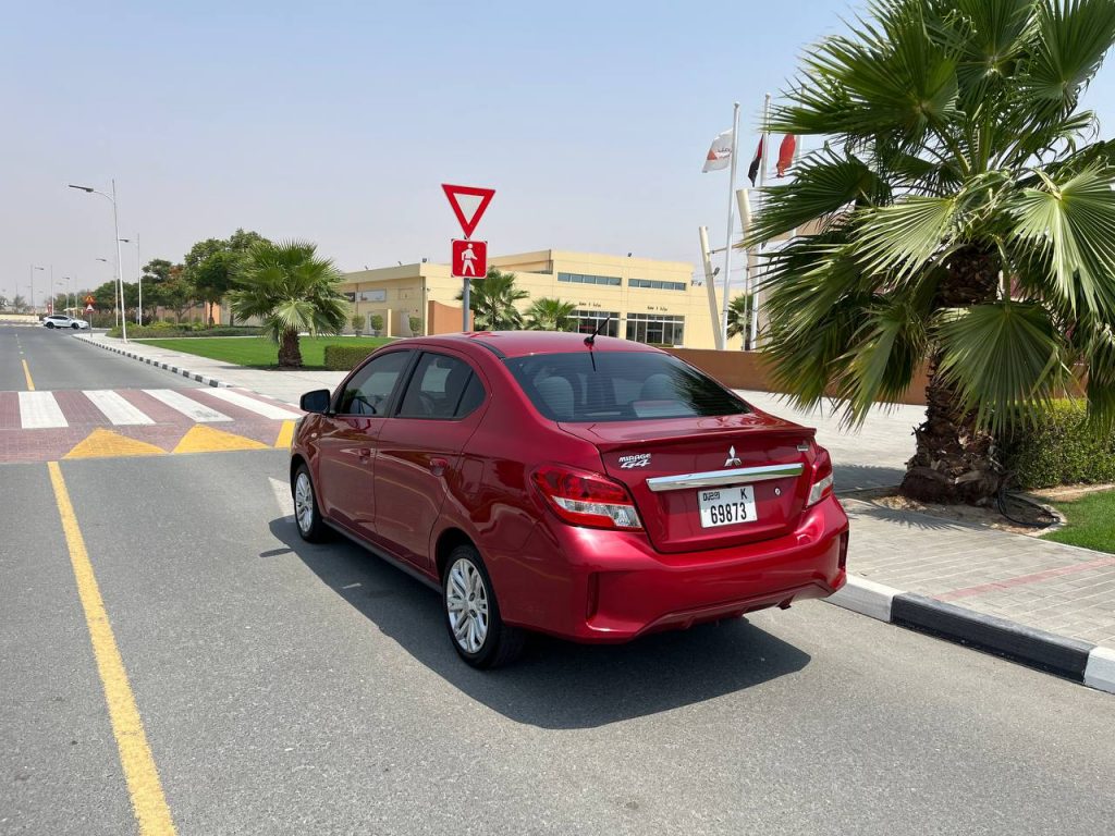 Арендовать mitsubishi attrage красный в Дубае