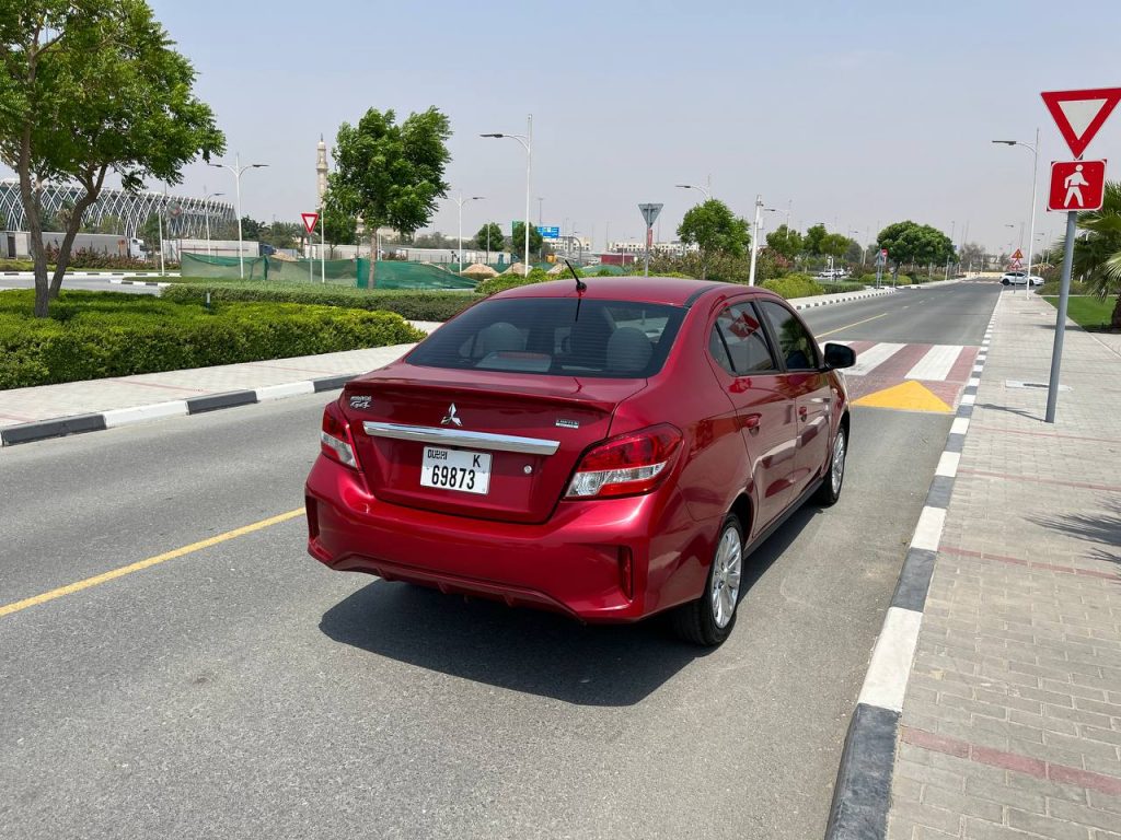 Арендовать mitsubishi attrage красный в Дубае