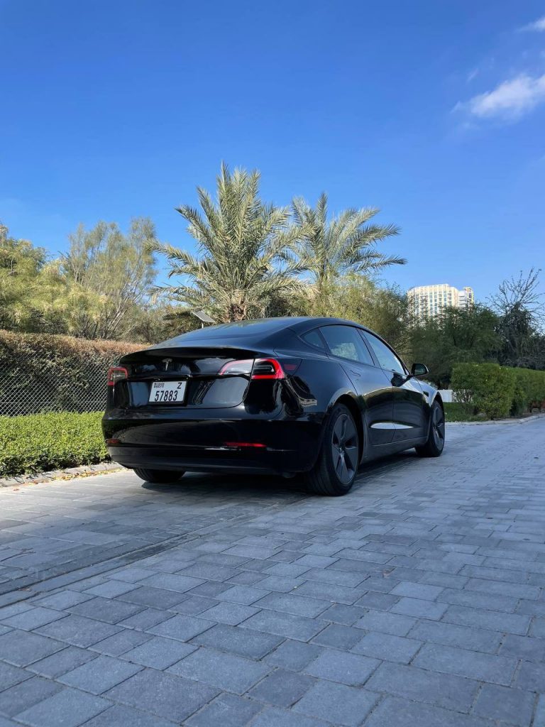 Арендовать tesla model 3 в Дубае