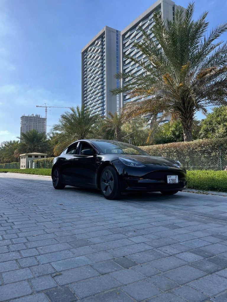 Арендовать tesla model 3 в Дубае