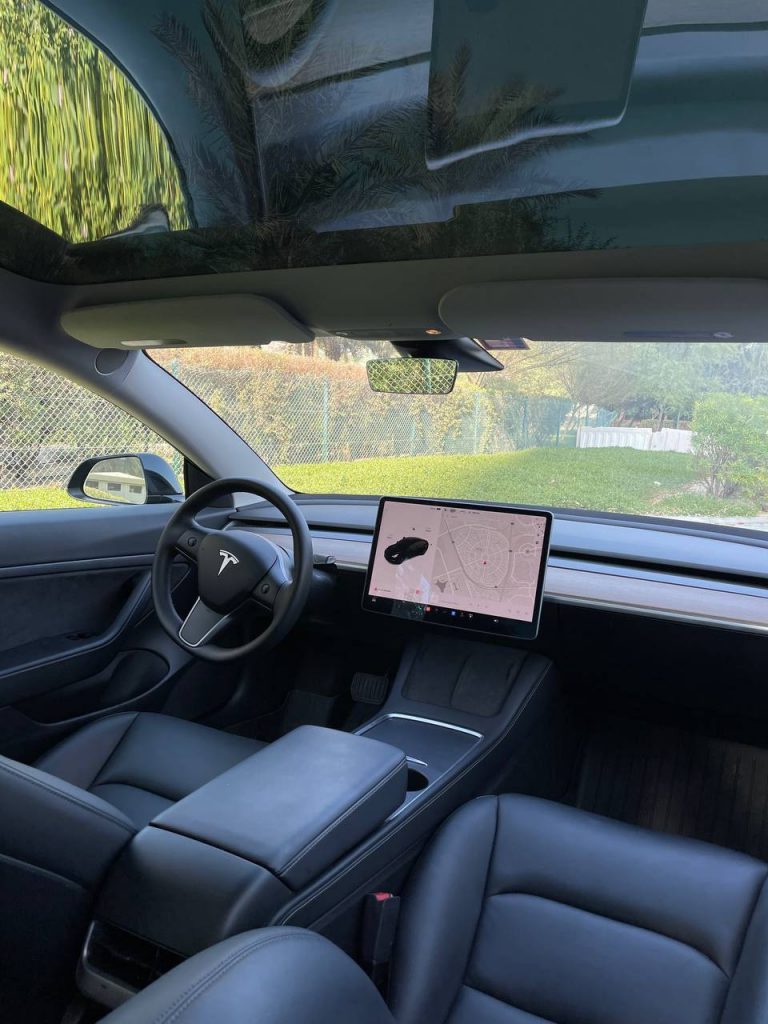 Арендовать tesla model 3 в Дубае