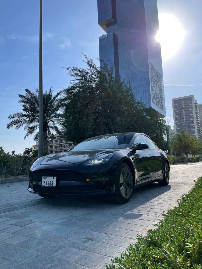 Арендовать tesla model 3 в Дубае