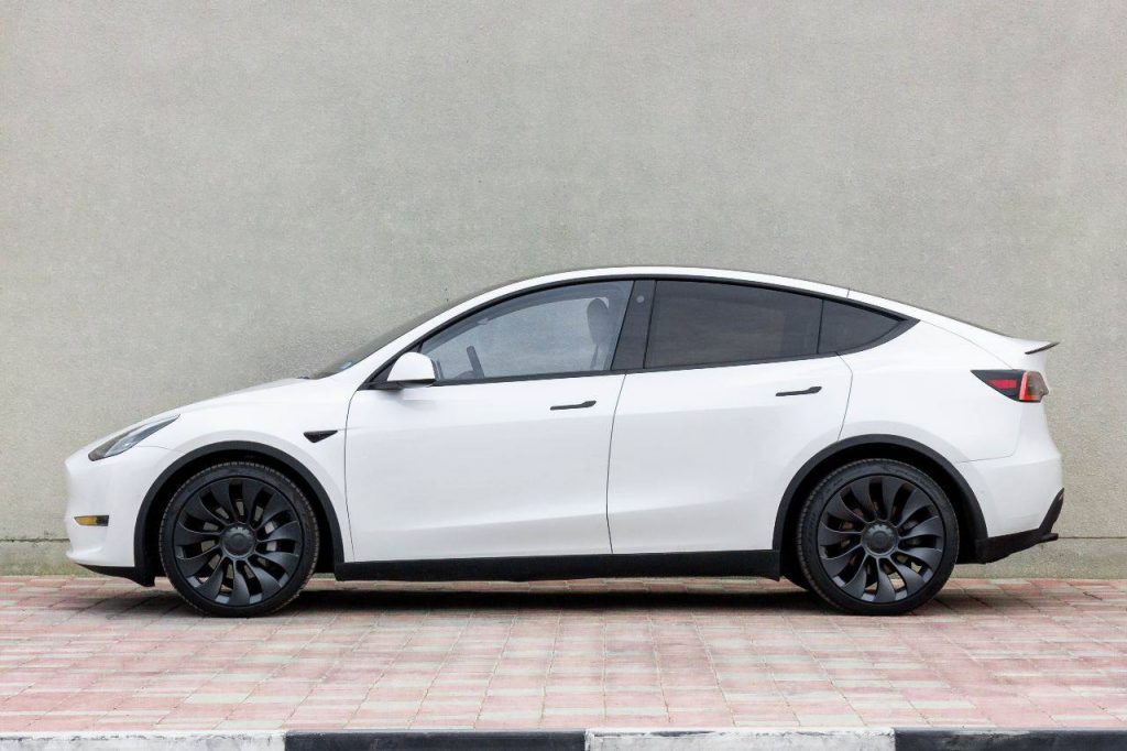 Аренда Tesla model Y в Дубае