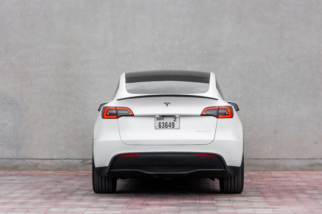 Аренда Tesla model Y в Дубае