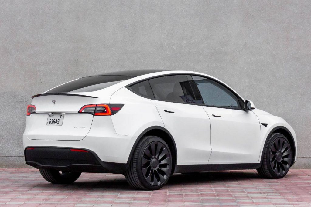 Аренда Tesla model Y в Дубае