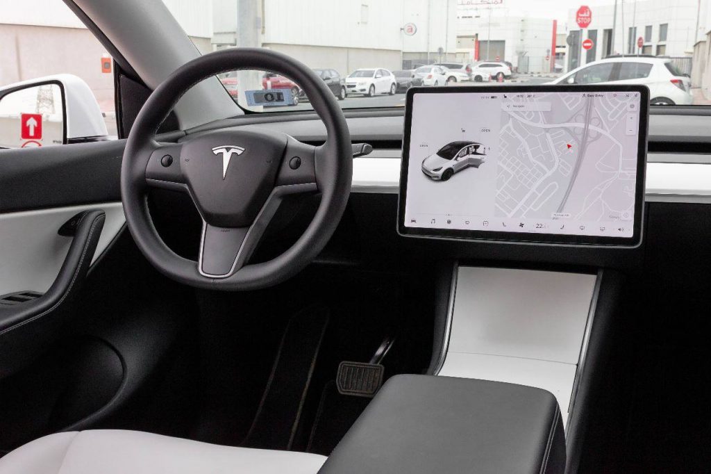Аренда Tesla model Y в Дубае