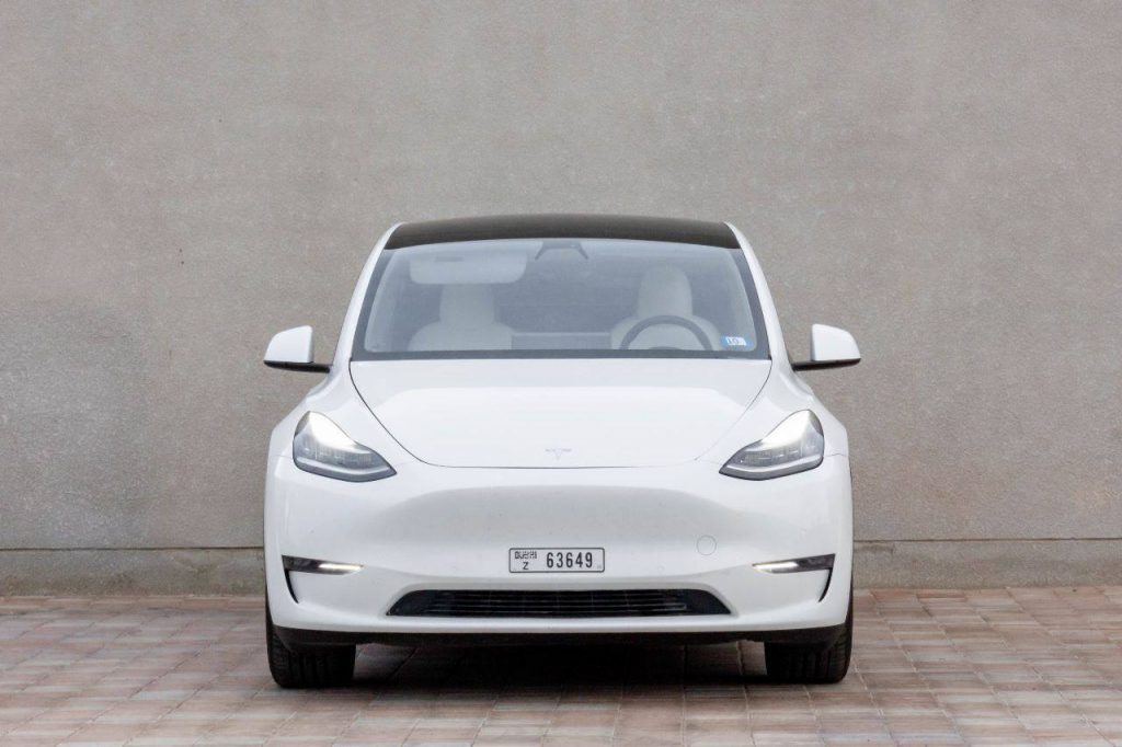 Аренда Tesla model Y в Дубае