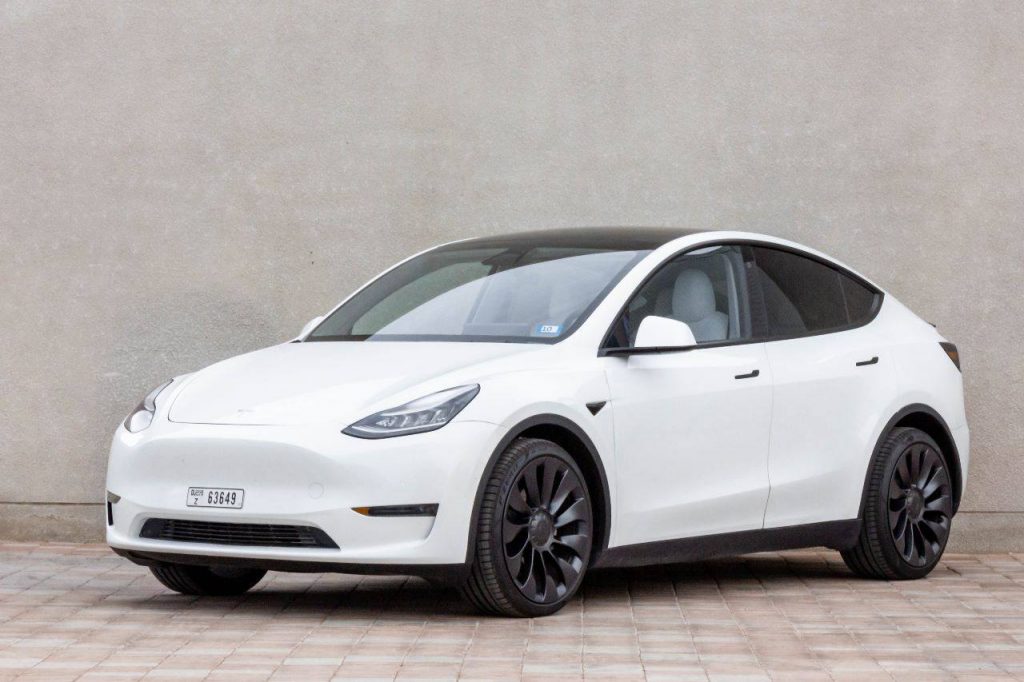 Аренда Tesla model Y в Дубае