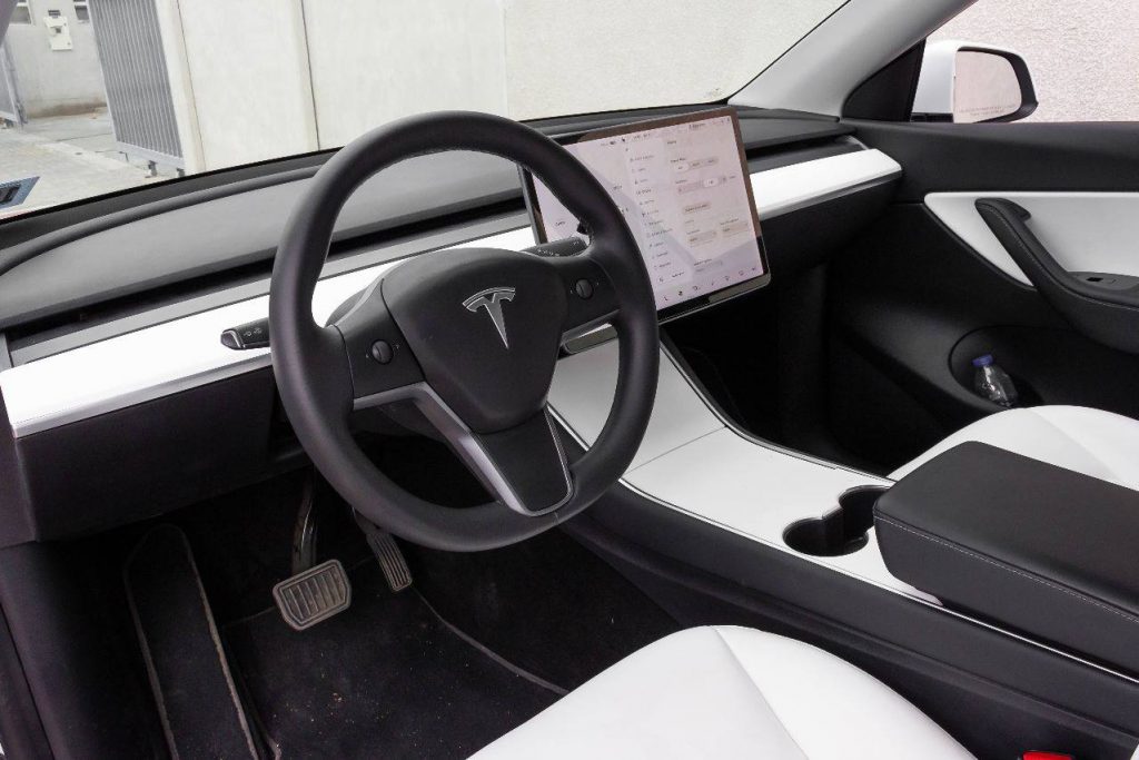 Аренда Tesla model Y в Дубае
