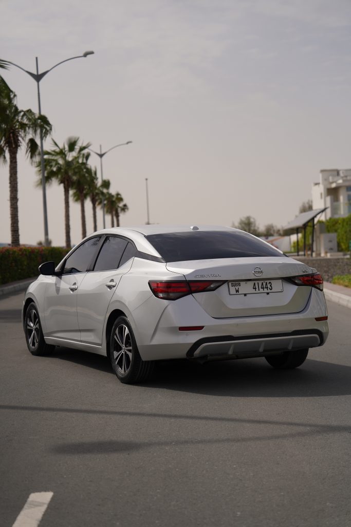Аренда nissan sentra silver в Дубае