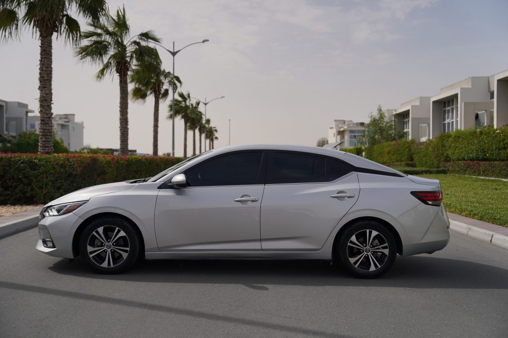 Аренда nissan sentra silver в Дубае