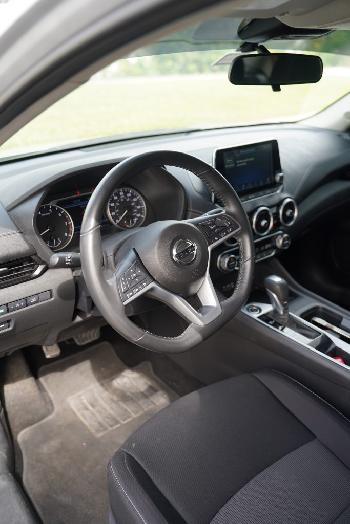 Аренда nissan sentra silver в Дубае