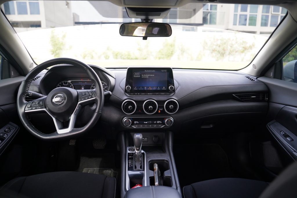 Аренда nissan sentra silver в Дубае