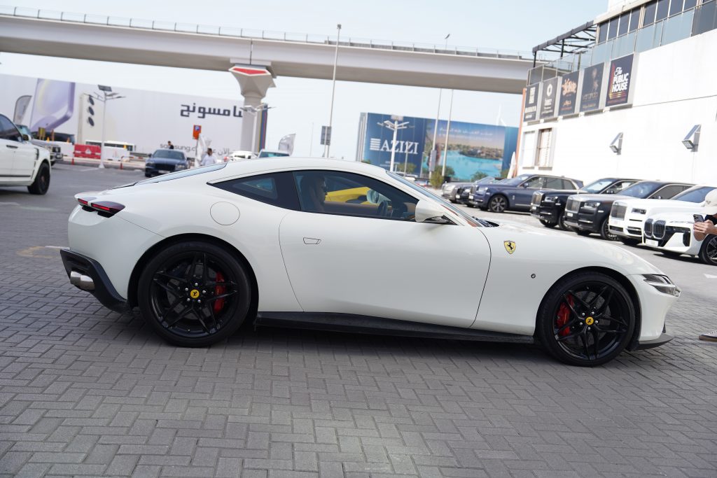 Арендовать Ferrari Roma в Дубае