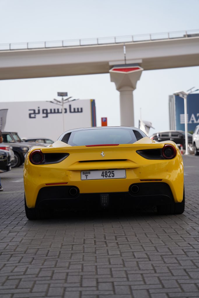 Арендовать Ferrari 488 в Дубае