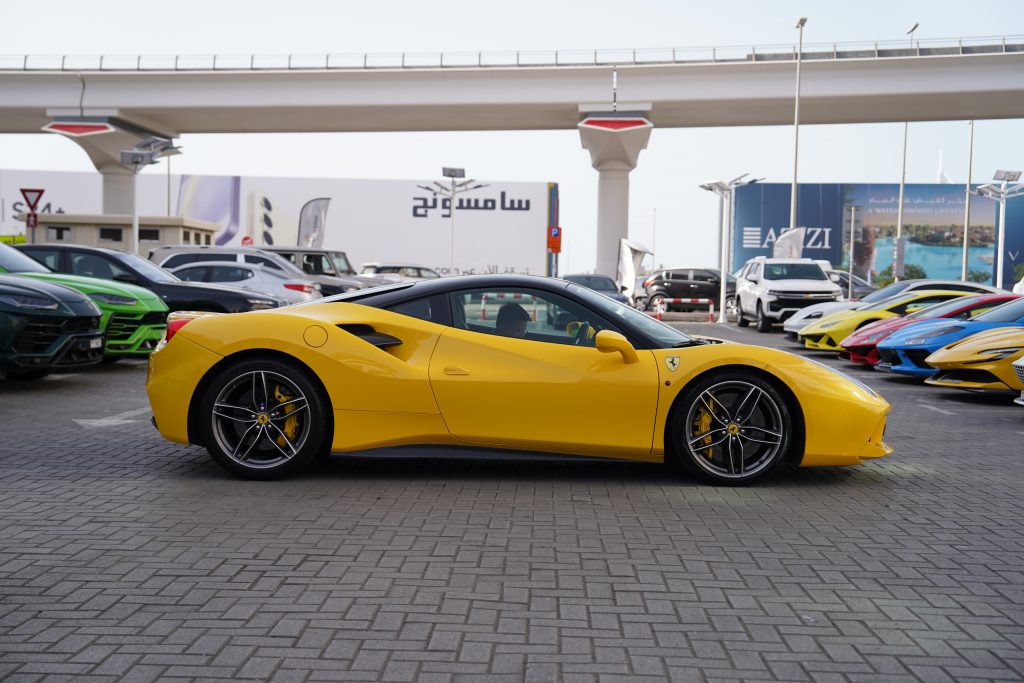 Арендовать Ferrari 488 в Дубае