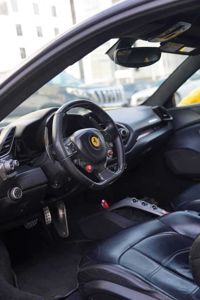 Арендовать Ferrari 488 в Дубае