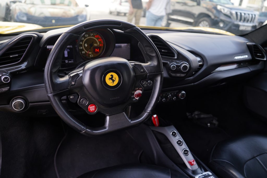 Арендовать Ferrari 488 в Дубае