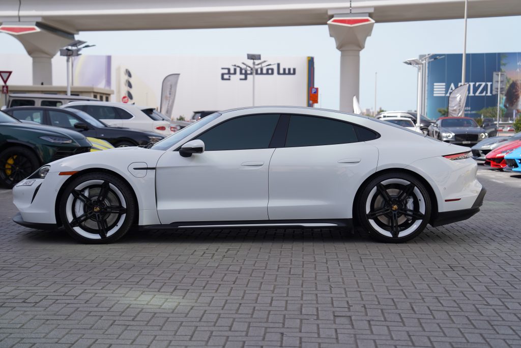 Аренда Porsche Taycan в Дубае