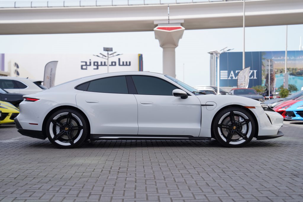 Аренда Porsche Taycan в Дубае