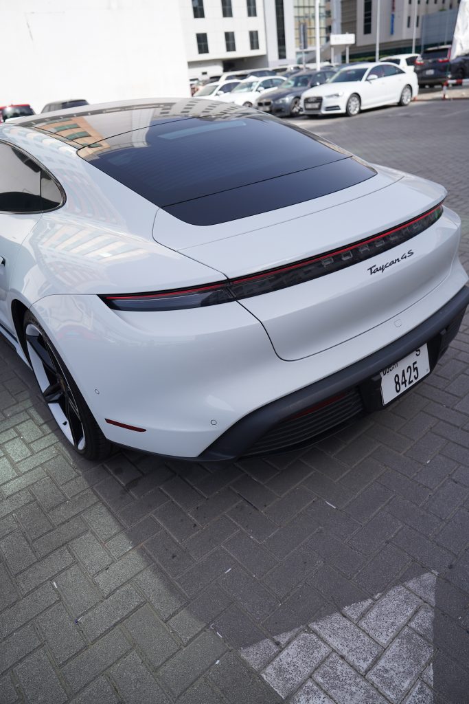 Аренда Porsche Taycan в Дубае